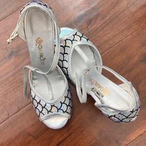Argentine Tango shoes 9 Darcos silver Scallop Pattern new